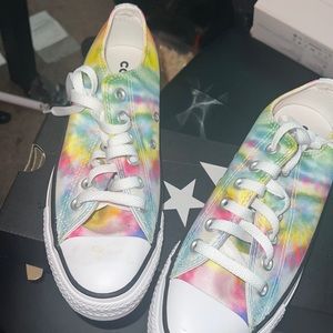 Selling this shoes they are a size seven and can’t do anything with them